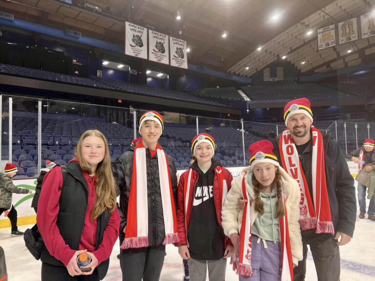 Akademia Języka Polskiego Dla Dzieci I Młodzieży Najlepsza Polska Szkola W Chicago i Okolicach Chicago Wolves - Polish Heritage Night20230428_10